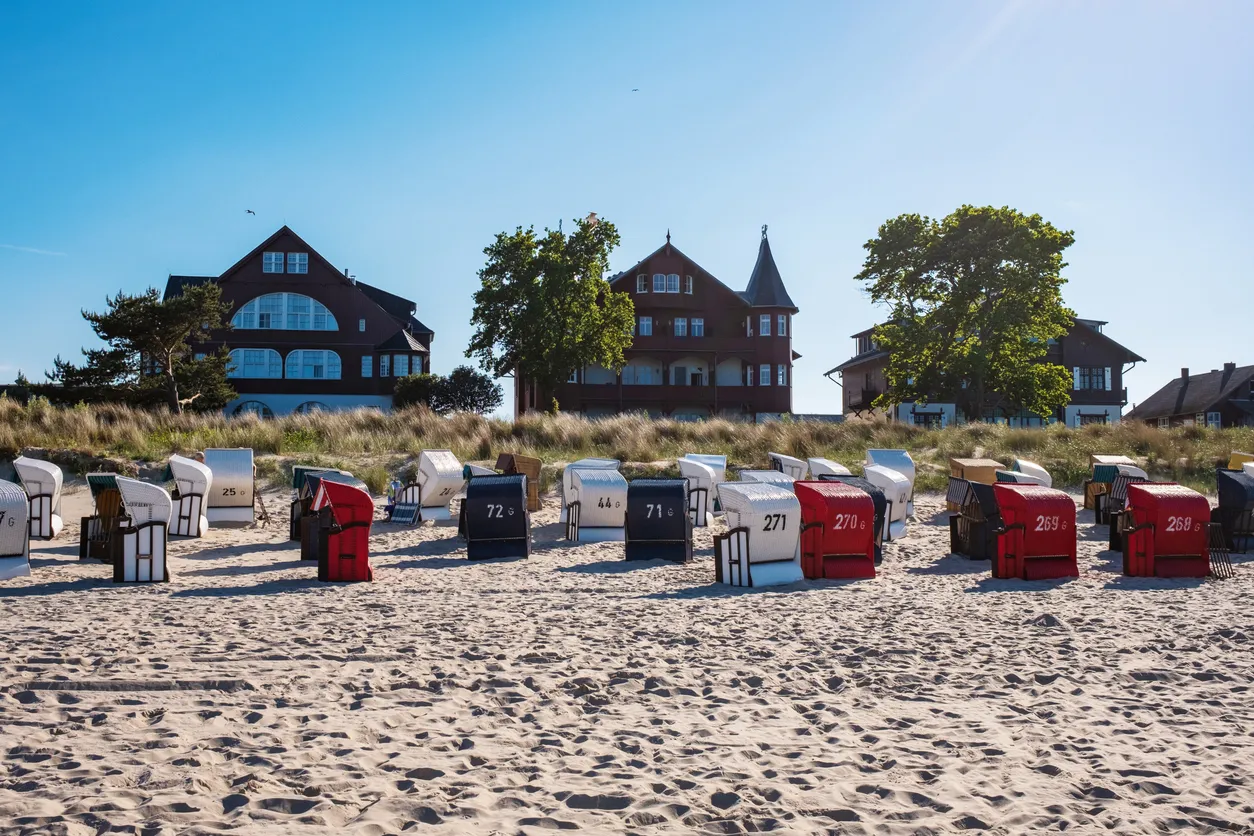 Strandkörbe mit Kapuze am Ostseestrand in Bansin von gooltex
